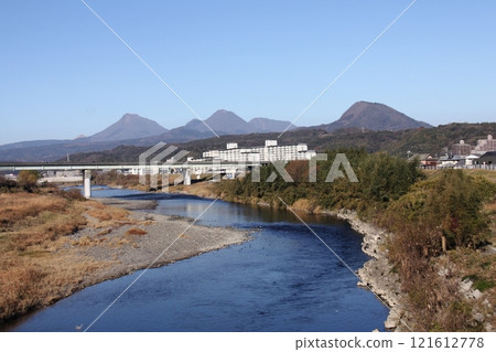 Mount Yufu, Mount Tsurumi, and Mount Takasaki photographed from Myogasaki Bridge in Oita City on New Year's Day 2025 121612778