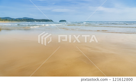 淺沙灘和翠綠的大海 / 卡倫海灘,普吉島,泰國 淺沙灘和翠綠的大海 / 卡倫海灘,普吉島,泰國 121612800