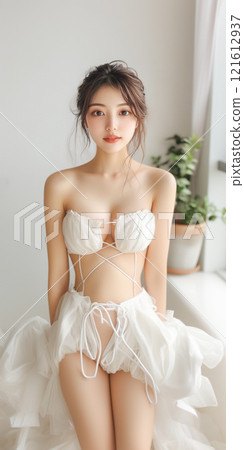 穿著內衣用繩子綁著的性感女人_1 121612937