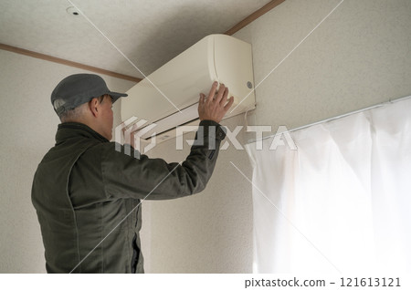 清潔空調的房屋清潔男工 121613121