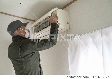 清潔空調的房屋清潔男工 121613124