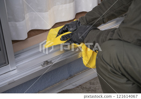 Sash rail cleaning by a cleaning company 121614067