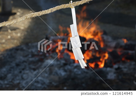 紙滴附在繩子上新年裝飾 紙滴附在繩子上新年裝飾 121614945