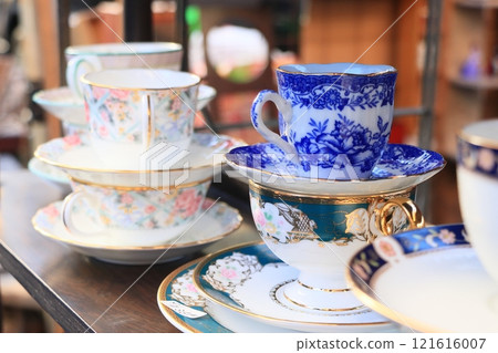 古董市場上陳列的餐具 121616007