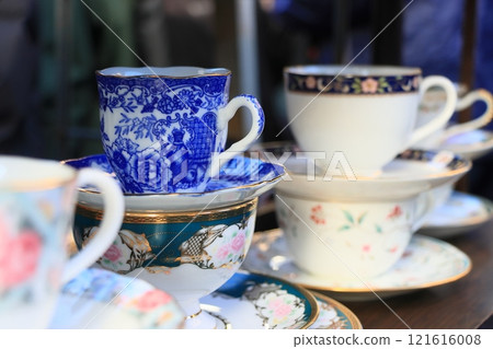 古董市場上陳列的餐具 古董市場上陳列的餐具 121616008