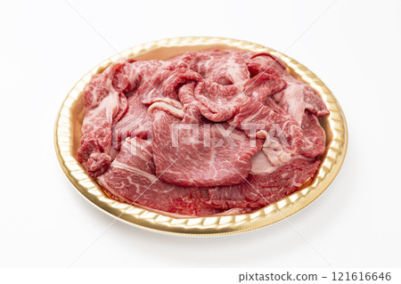 白色背景壽喜燒的牛肩腰肉 白色背景壽喜燒的牛肩腰肉 121616646