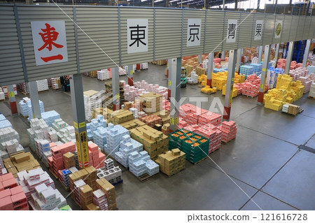 年末的大田市場:成堆的裝有水果和蔬菜的紙箱 年末的大田市場:成堆的裝有水果和蔬菜的紙箱 121616728