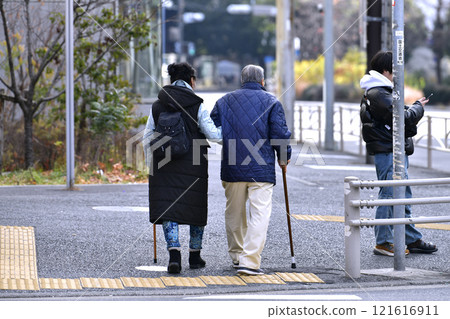 日本橫濱的城市景觀 - 老化社會......新年外出...... = 2020年1月2日,橫濱市(「櫻木町2丁目」) 日本橫濱的城市景觀 - 老化社會......新年外出...... = 2020年1月2日,橫濱市(「櫻木町2丁目」) 121616911