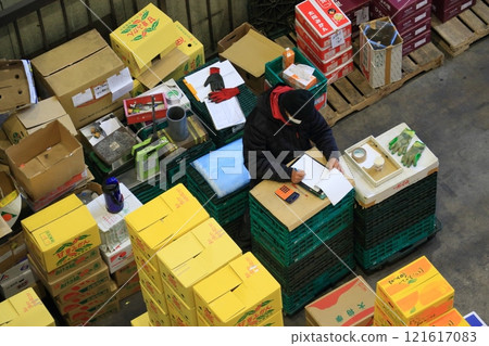 大田市場年末現場，中間批發商填寫發票。 121617083