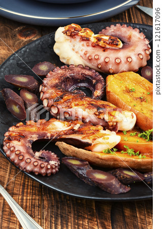 Grilled Octopus Legs. 121617096