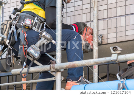 【大型公寓維修工程-工人演練搭建鷹架】 121617104