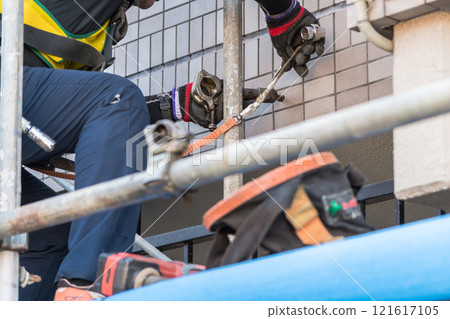 【大型公寓維修工程－工人製作鷹架】 121617105