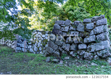 [Japan's 100 Famous Castles] Tsuwano Castle on an autumn morning: Stone walls of the ruins of the west gate, Tsuwano Town, Kashima Prefecture 121617334