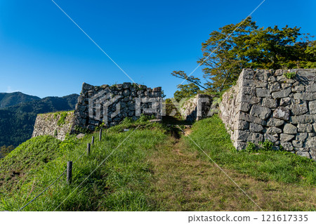 [Japan's 100 Famous Castles] Tsuwano Castle on an autumn morning: Stone wall of Sanjukkendai Tiger's Gate 1, Tsuwano Town, Kashima Prefecture 121617335