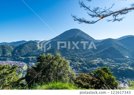 【日本名城百選】秋日早晨的津和野城、從島根縣嘉子郡津和野町出丸看到的津和野盆地和青野山 2 121617343