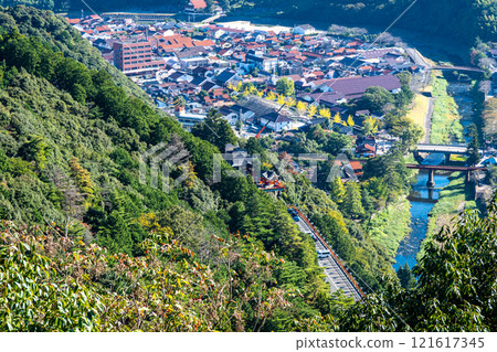 [Japan's Top 100 Castles] A view of the town of Tsuwano from Tsuwano Castle on an autumn morning, Tsuwano Town, Kanoashi District, Shimane Prefecture 121617345