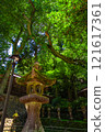 綠樹環繞的神社裡的燈籠 121617361