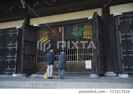 Nanzenji Temple: Early morning at the lecture hall (a couple visiting the temple) 2 121617426