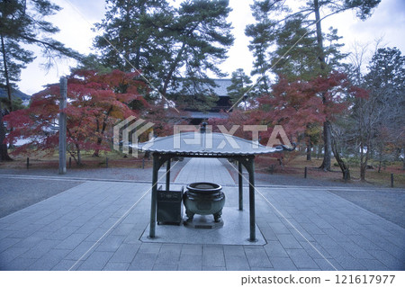 南禪寺:從寺院看到的香爐、參道和秋葉 南禪寺:從寺院看到的香爐、參道和秋葉 121617977