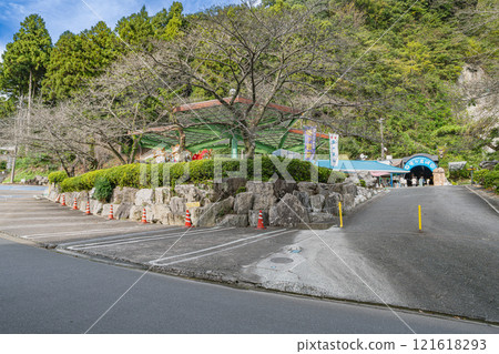 The ticket booth and entrance to Ryugasaki Cave in Hamamatsu City (Shizuoka Prefecture) 121618293