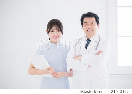 經驗豐富的醫生和護士站著微笑看著鏡頭 121618312