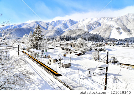 View of the Hakuba Goryu Ski Resort from near Iimori Station on the JR Oito Line (Hakuba Village, Nagano Prefecture) [2024.12] 121619340