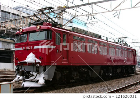 Covered in snow... EF81 AC/DC electric locomotive 121620031