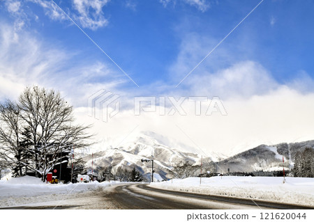 View towards Hakuba Happo-one Ski Resort (Hakuba Village, Nagano Prefecture) [2024.12] 121620044