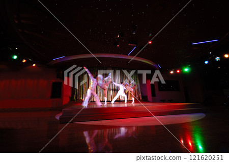 Dancers in a nightclub Dancers in a nightclub 121620251