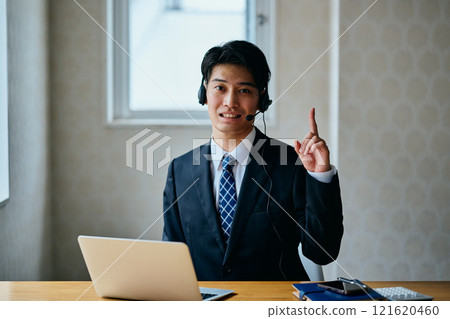 一個20多歲的年輕人在做單點姿勢 一個20多歲的年輕人在做單點姿勢 121620460