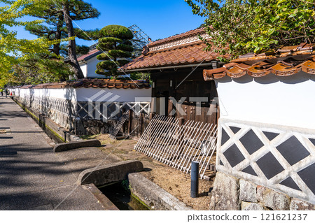 [重要傳統建築群保存地區] 島根縣嘉子郡津和野町武家宅門和土牆 121621237