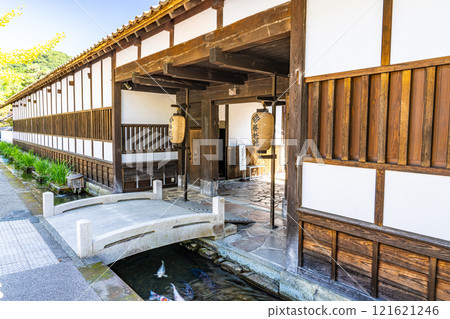 [Important Preservation District for Groups of Traditional Buildings] Tsuwano: Domain School Yorokan and Irrigation Canal, Tsuwano Town, Kashima Prefecture 121621246