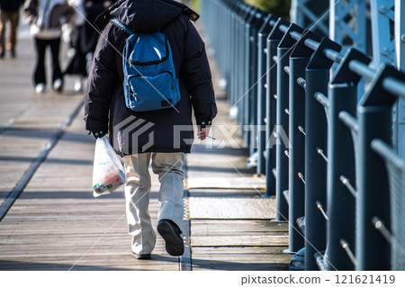 一位抽煙的老人走過日本橫濱的街景…擠滿遊客的火車路上瘋狂的一幕=2020年1月2日 121621419