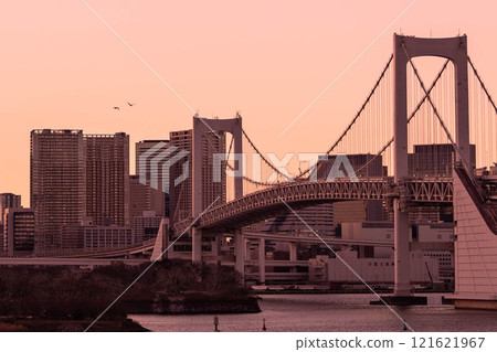 彩虹橋被弄髒在日落 121621967