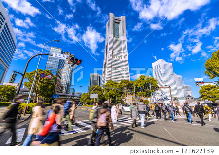 1 月 2 日，日本橫濱城市景觀。櫻木町站前的二本丸十字路口，人很多。新時代的希望之光=命令和7 121622139