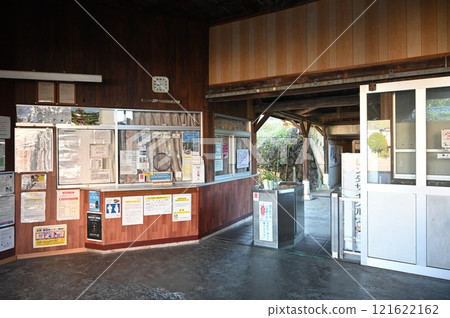 Minoshi Station (Nagara River Railway) inside the Etsumi-Minami Line station Minoshi Station (Nagara River Railway) inside the Etsumi-Minami Line station 121622162