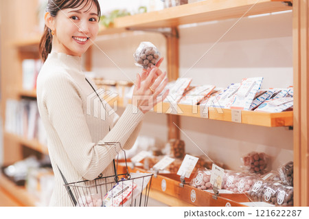 選擇紀念品的年輕女性[拍攝合作：新潟糖果高級WAGASHI WANAGOMI] 121622287