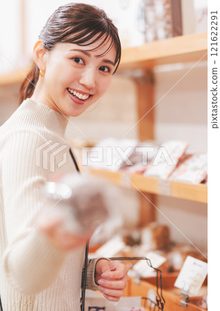選擇紀念品的年輕女性[拍攝合作：新潟糖果高級WAGASHI WANAGOMI] 121622291