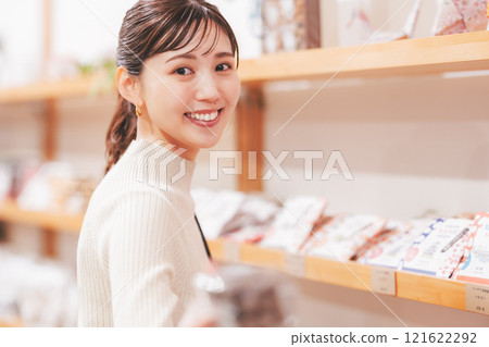 選擇紀念品的年輕女性[拍攝合作：新潟糖果高級WAGASHI WANAGOMI] 121622292