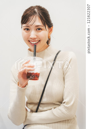 A young woman drinking a smoothie [Photo courtesy of Niigata Sweets Premium WAGASHI Japanese NAGOMI] 121622307