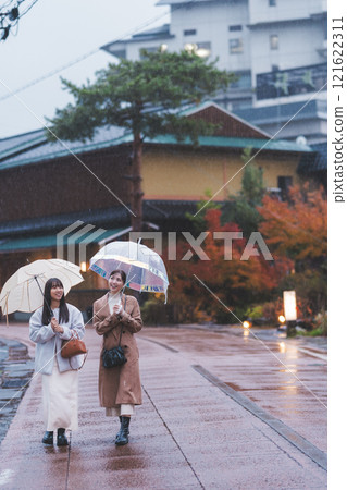 兩位年輕女子在雨中漫步溫泉小鎮【攝影合作由柴田市電影委員會提供】 121622311