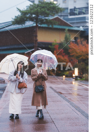 兩位年輕女子在雨中漫步溫泉小鎮【攝影合作由柴田市電影委員會提供】 121622312