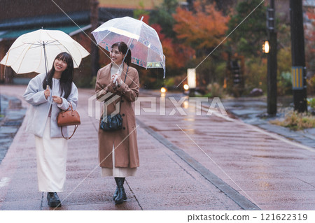 Two young women walking through a hot spring town in the rain [Filming cooperation: Shibata City Film Commission Council] 121622319
