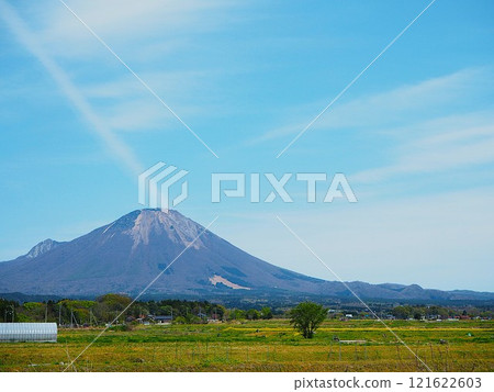 一座大山矗立在田野中央的藍天之上 一座大山矗立在田野中央的藍天之上 121622603