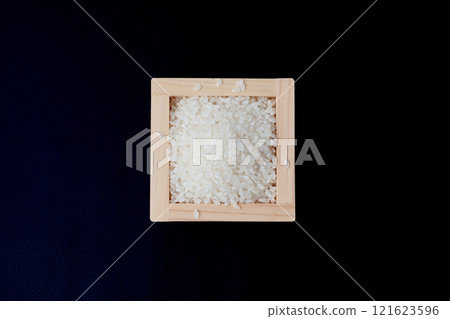 方形黑色背景中的一杯米 方形黑色背景中的一杯米 121623596