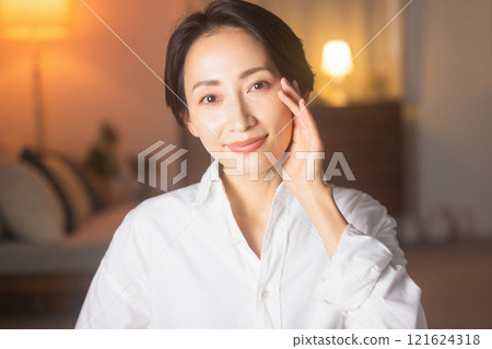 晚上在客廳做皮膚護理的中年婦女 121624318