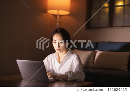 晚上使用電腦的女人 121624415