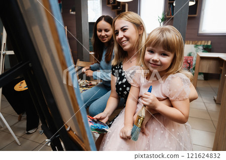 Art session with children and mothers at a creative studio during the day 121624832