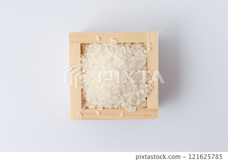 方形白色背景中的一杯米 121625785