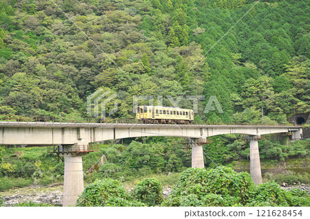 [Yodo Line (Shimanto Trolley Kiha 54)] Photographed at: Uragoe, Shimanto-cho, Takaoka-gun, Kochi Prefecture 121628454